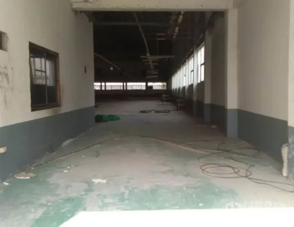 Factory for rent in Bang Phli, Samut Prakan - Warehouse entry bay leading to a spacious production floor with concrete surface and side windows.
