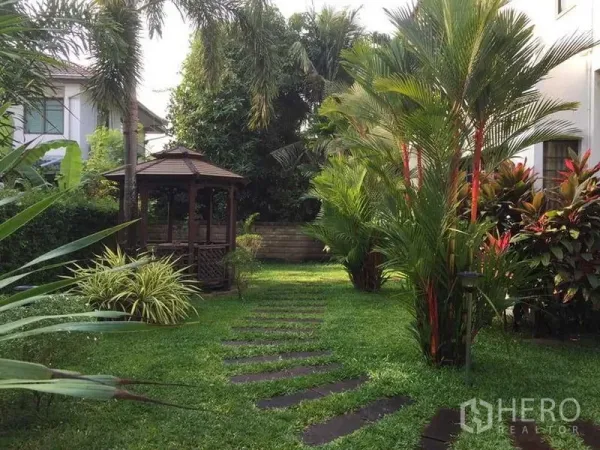 บ้าน ขายในKhlong Sam Wa, Bangkok - สวนส่วนตัวเขียวชอุ่ม ทางเดินบล็อกพร้อมศาลาไม้