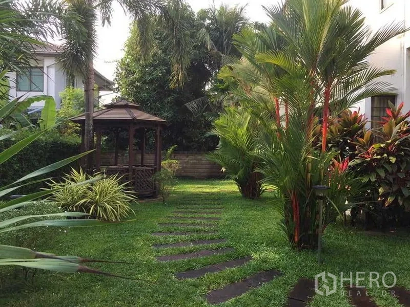 บ้าน ขายในKhlong Sam Wa, Bangkok - สวนส่วนตัวเขียวชอุ่ม ทางเดินบล็อกพร้อมศาลาไม้