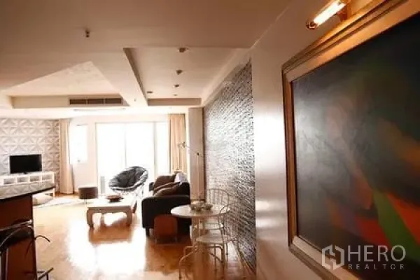 公寓 出租在Ratchathewi, Bangkok - 采光充足的客厅，木地板、立体装饰墙、大窗与休闲沙发。