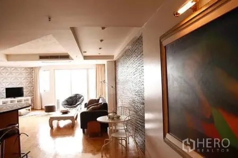 คอนโด ให้เช่าในRatchathewi, Bangkok - ห้องนั่งเล่นคอนโดสว่าง พื้นไม้ ผนังลายตกแต่ง หน้าต่างบานกว้างและโซฟาพักผ่อน