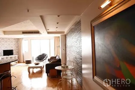 คอนโด ให้เช่าในRatchathewi, Bangkok - ห้องนั่งเล่นคอนโดสว่าง พื้นไม้ ผนังลายตกแต่ง หน้าต่างบานกว้างและโซฟาพักผ่อน