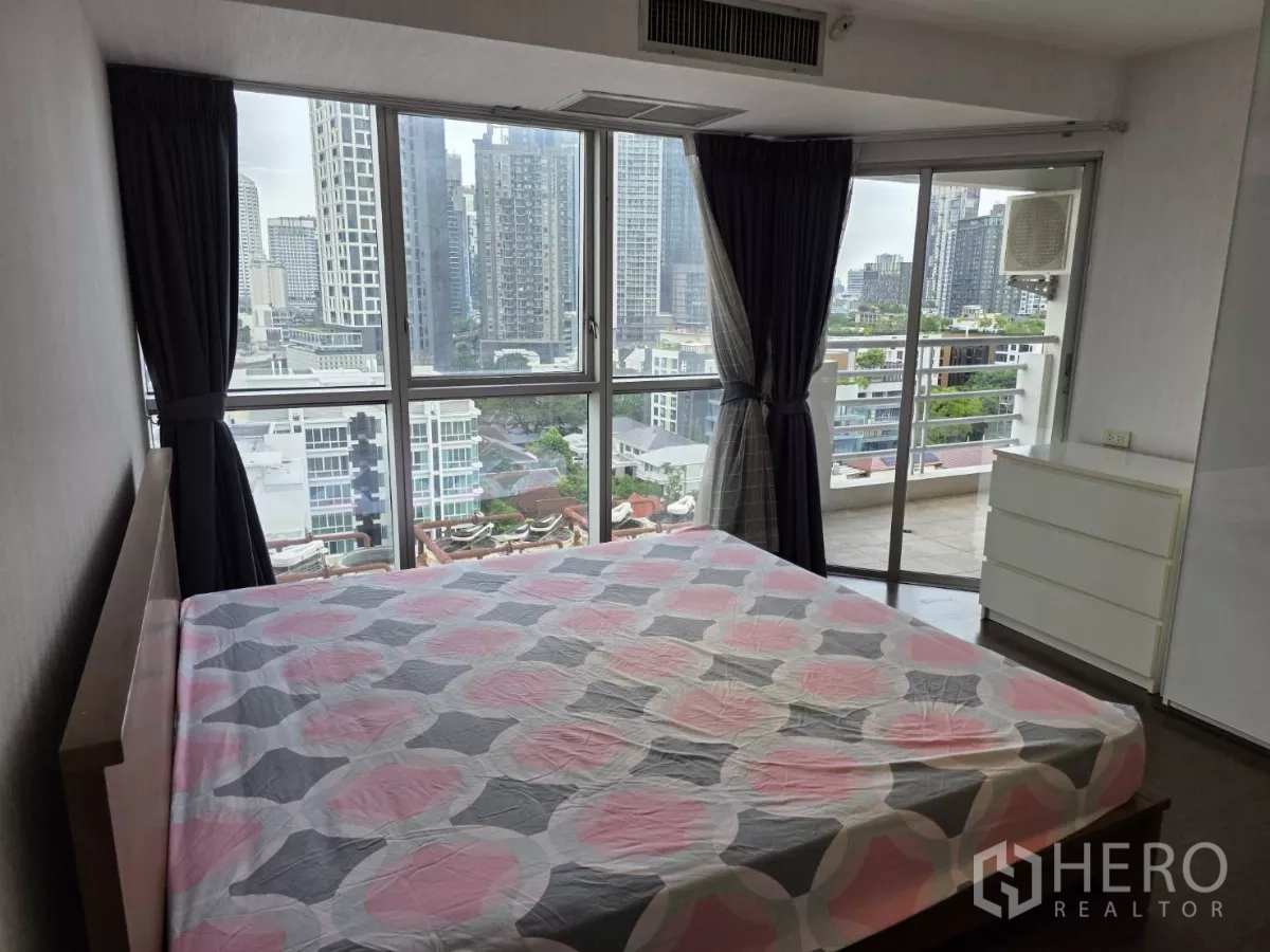 公寓 出租在Khlong Toei, Bangkok - 转角卧室配落地窗和阳台，眺望曼谷天际线。