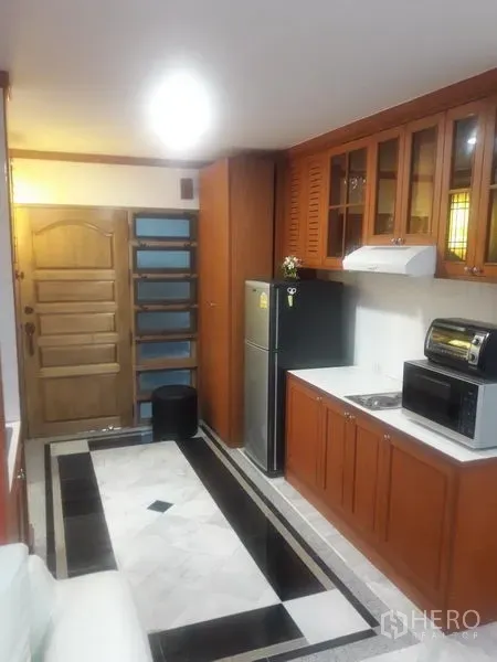 公寓 出租在Watthana, Bangkok - 紧凑厨房配玻璃门吊柜、冰箱、微波炉及入户门