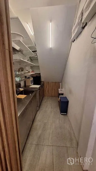 พื้นที่ขายปลีก ให้เช่าในWatthana, Bangkok - แพนทรีหลังบ้านขนาดกะทัดรัด เคาน์เตอร์สแตนเลสและชั้นวางแบบเปิดพร้อมไฟสว่าง