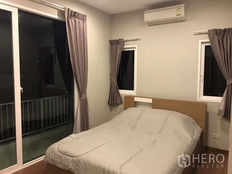 บ้าน ให้เช่าหรือขายในBang Na, Bangkok - ห้องนอนเตียงคู่พร้อมเครื่องปรับอากาศและประตูระเบียงกระจก
