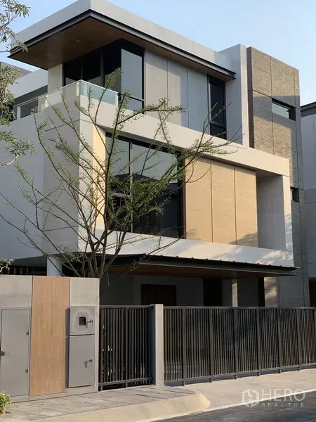 独立式住宅 出售在Yan Nawa, Bangkok - 现代立面特写，大面积落地窗、阳台与金属围栏。
