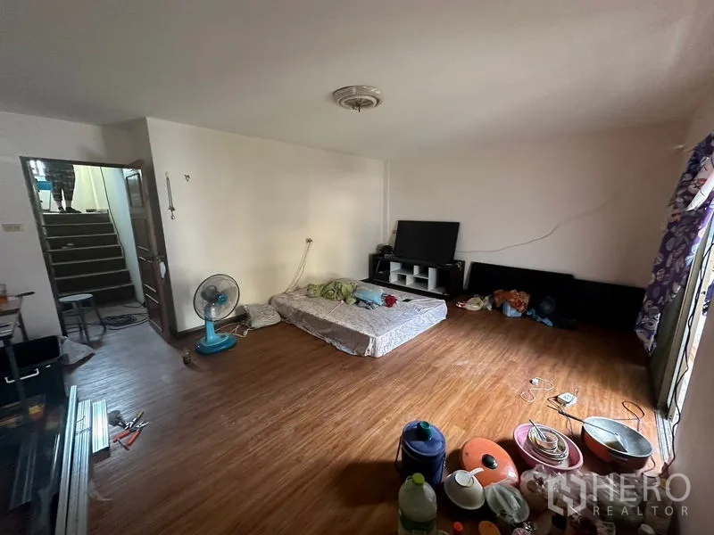带办公室的家 出租在Sathon, Bangkok - 宽敞起居室，木地板与电视柜，连通楼梯，可改卧室或休闲区。