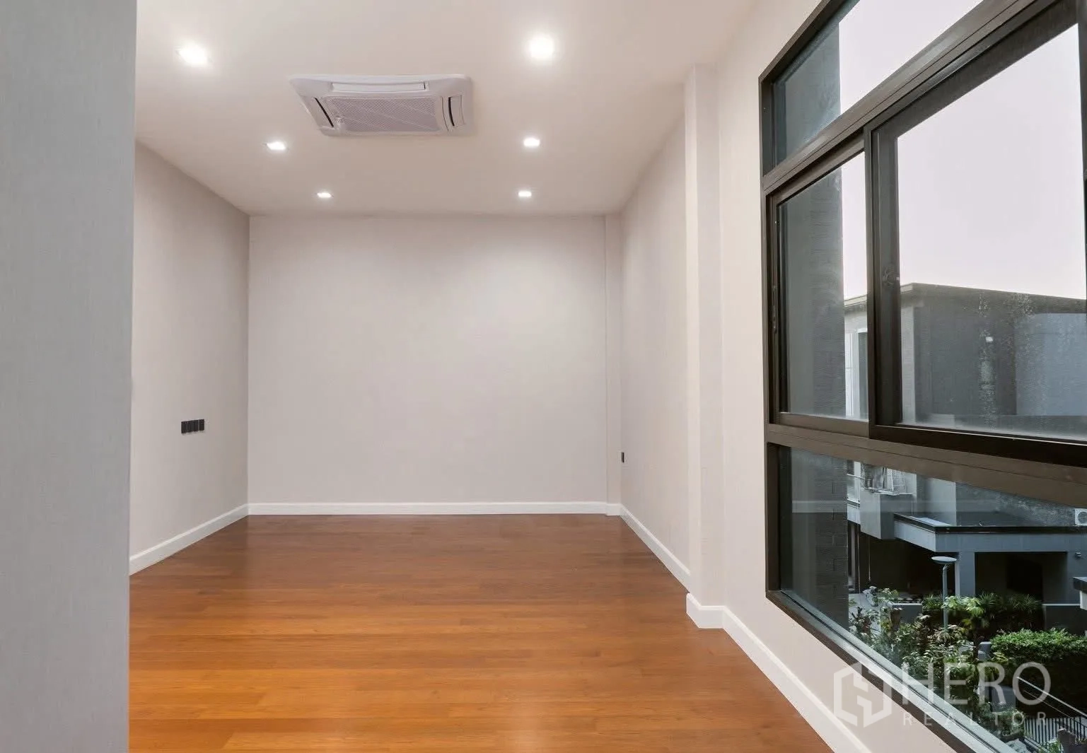独栋房屋 for rent in Phra Khanong, Bangkok - 明亮空房，木地板，大窗户与吊顶嵌入式空调。