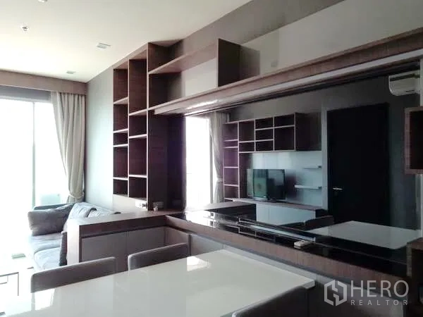 คอนโด ให้เช่าในWatthana, Bangkok - โถงนั่งเล่นและทานอาหารแบบเปิดโล่ง มีผนังกระจกเงาและตู้บิวต์อิน