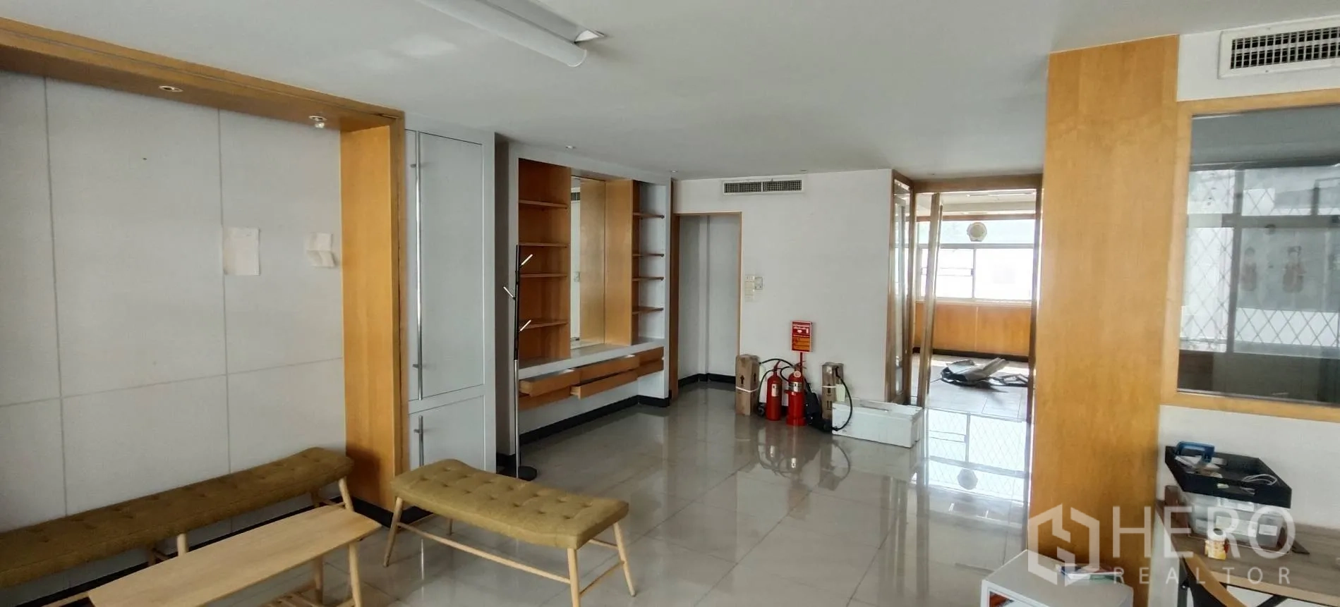 店屋 for rent in Watthana, Bangkok - 宽敞房间，整排栅格窗采光