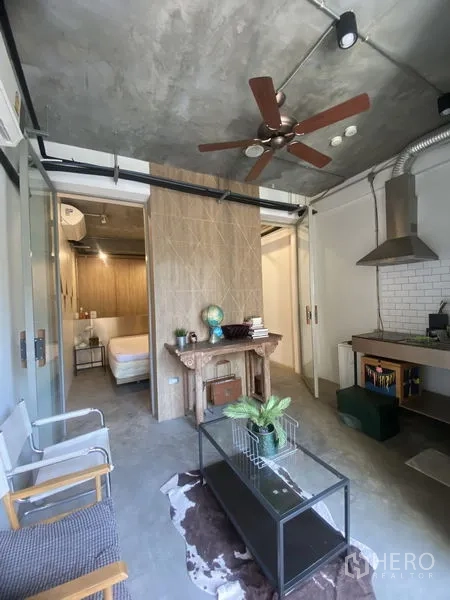 店屋 出租或出售在Khlong Toei, Bangkok - 明亮客厅带吊扇，推拉门通往卧室与紧凑厨房。