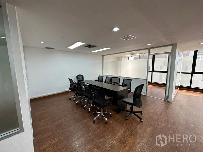 办公空间 出租在Ratchathewi, Bangkok - 带玻璃隔断的会议室，毗邻开放式办公区。