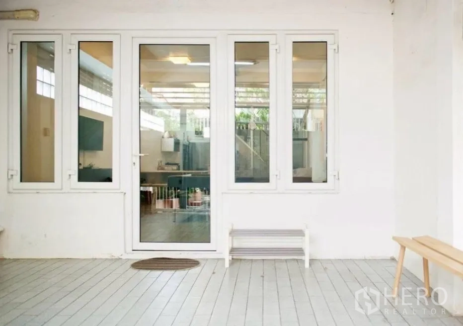 联排别墅 for rent in Sathon, Bangkok - 带顶前庭，玻璃门与窗户通向室内。