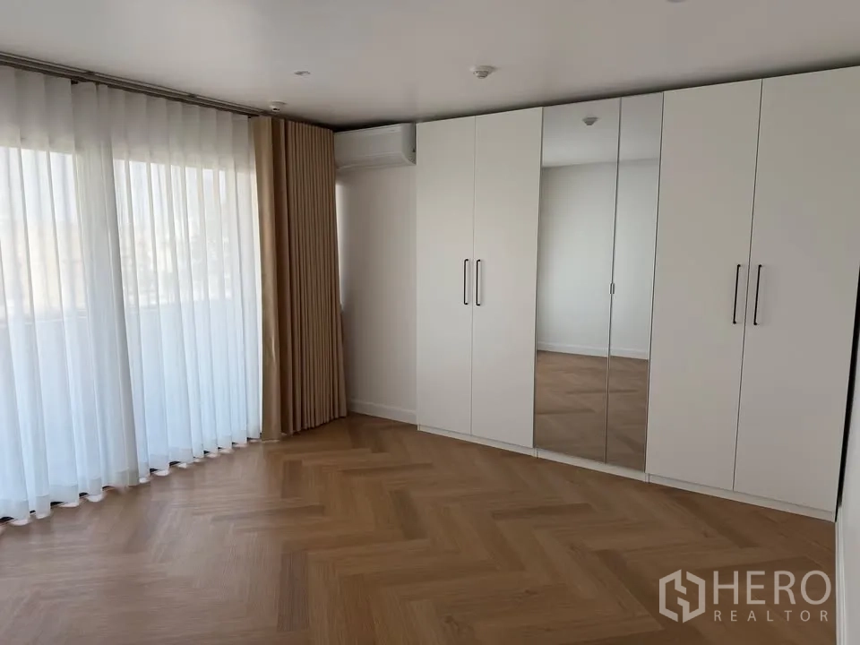 公寓 for rent in Watthana, Bangkok - 卧室设落地窗帘与镜面衣柜。