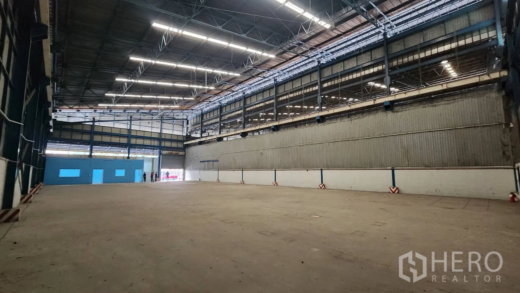 货栈 出租在Mueang Samut Prakan, Samut Prakan - 室内视角朝向装卸入口，库内设有蓝色办公室