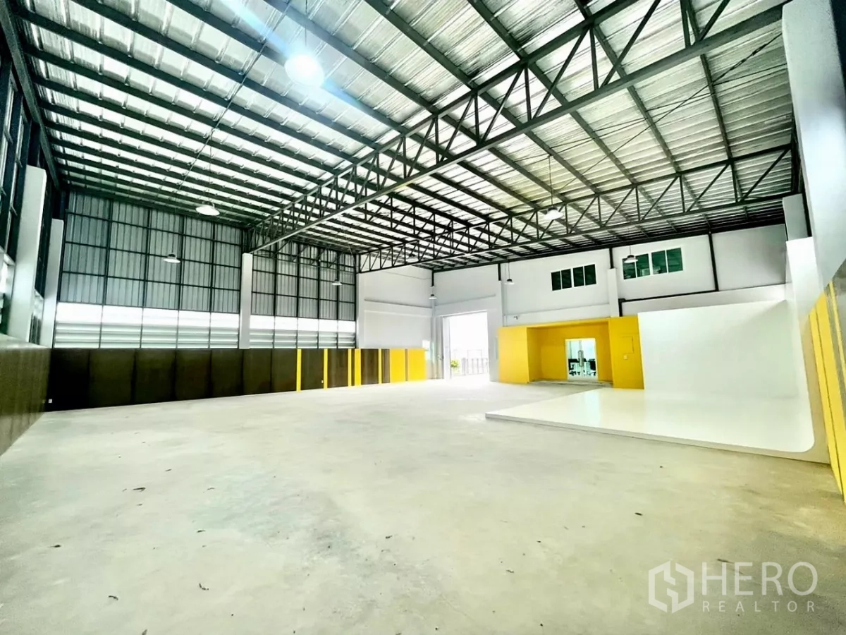 货栈 出售在Lam Luk Ka, Pathum Thani - 通透仓库大厅，钢结构桁架高空，黄黑点缀墙面。