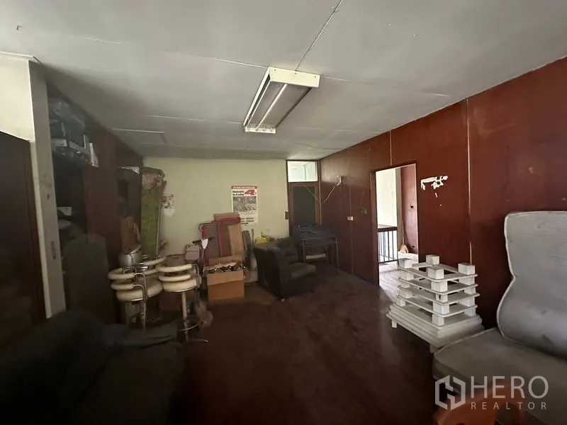 คลังสินค้า ให้เช่าในWatthana, Bangkok - ห้องอเนกประสงค์มีโซฟาและของเก็บ รอรีโนเวต