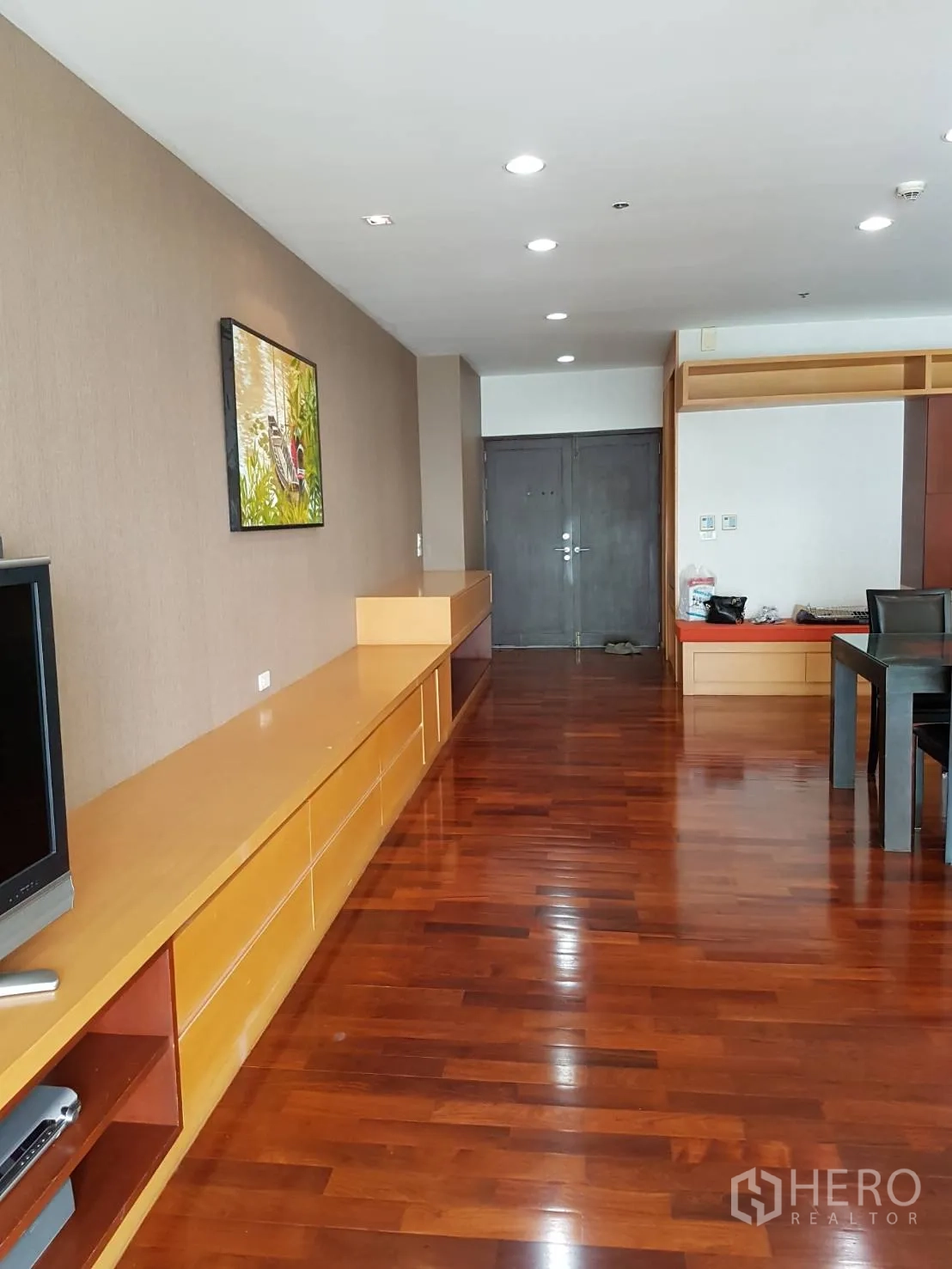 公寓 出租或出售在Watthana, Bangkok - 客餐厅一体，带长条电视柜与木地板
