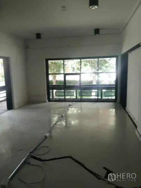 带办公室的家 出租在Huai Khwang, Bangkok - 空旷开放式室内，整面落地窗与亮面地坪及吸顶灯