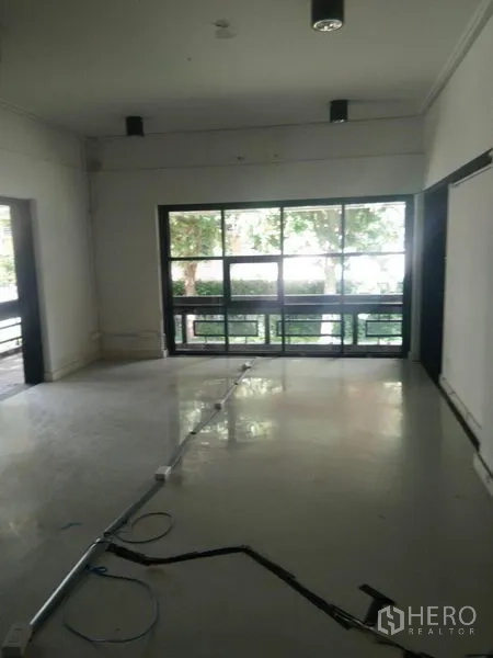 带办公室的家 出租在Huai Khwang, Bangkok - 空旷开放式室内，整面落地窗与亮面地坪及吸顶灯