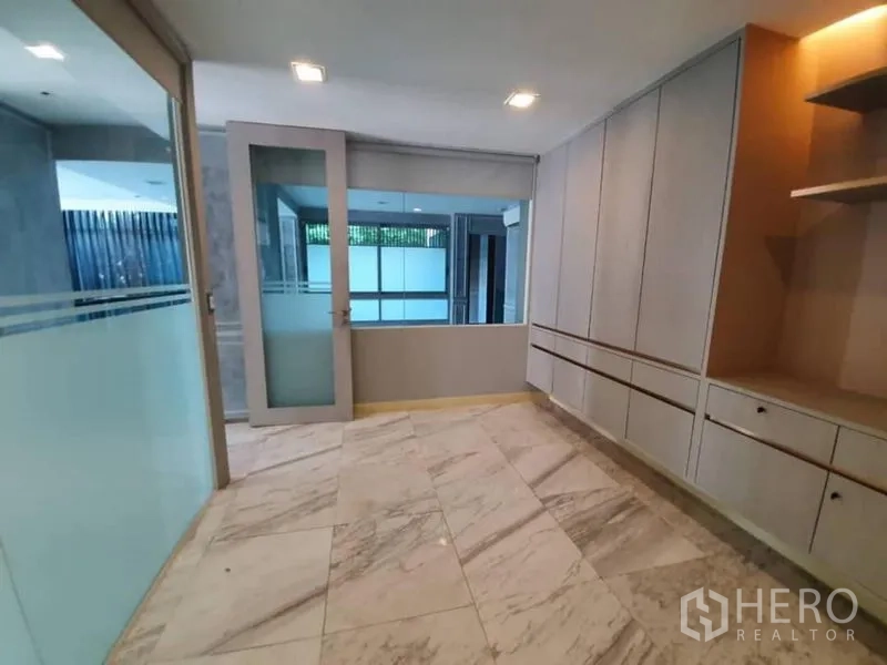 办公空间 出租在Khlong Toei, Bangkok - 带玻璃隔断的小型办公室，内置储物柜和大理石地砖