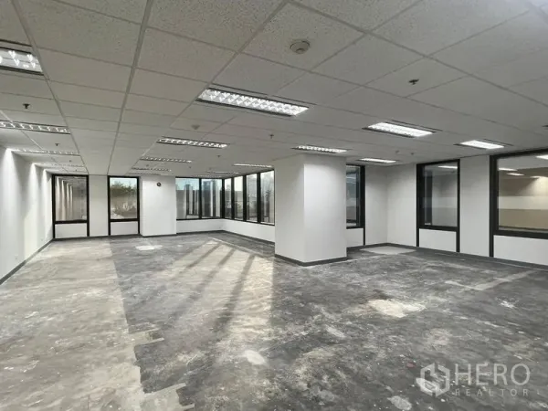 Office Space for rent in Khlong Toei, Bangkok - Spacious 120 sqm office floor with wraparound windows, pillars and unfinished flooring near BTS Nana.