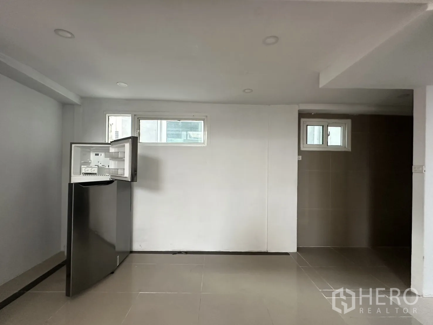โฮมออฟฟิศ for rent in Watthana, Bangkok - ห้องอเนกประสงค์ชั้นล่าง มีหน้าต่างบานเล็กและตู้เย็น