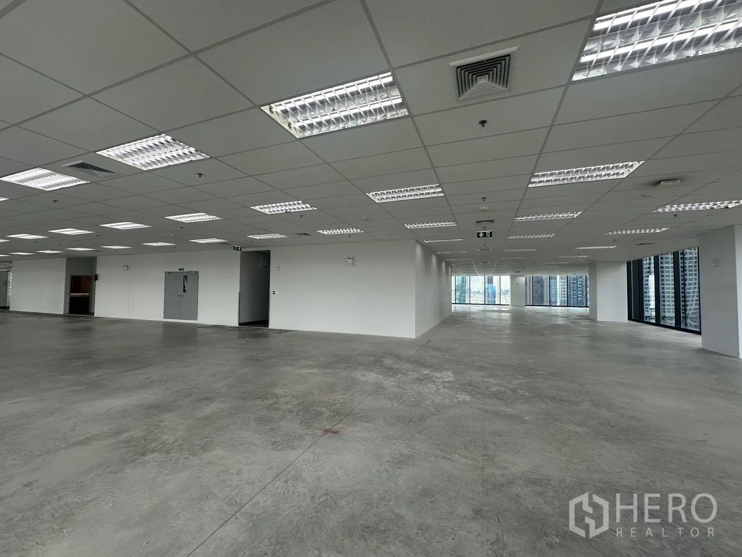 ออฟฟิศ for rent in Ratchathewi, Bangkok - พื้นที่กว้างเห็นช่องลมแอร์บนฝ้า และผนังกระจกด้านข้าง