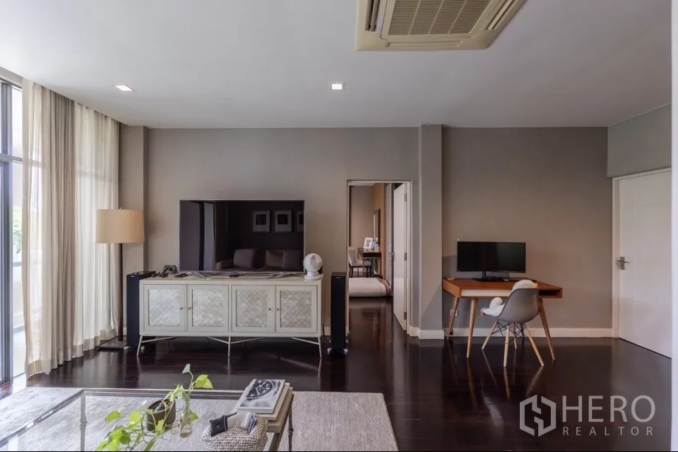 独栋房屋 for rent or sale in Bang Kapi, Bangkok - 客厅设影音柜、工作桌，采光充足。