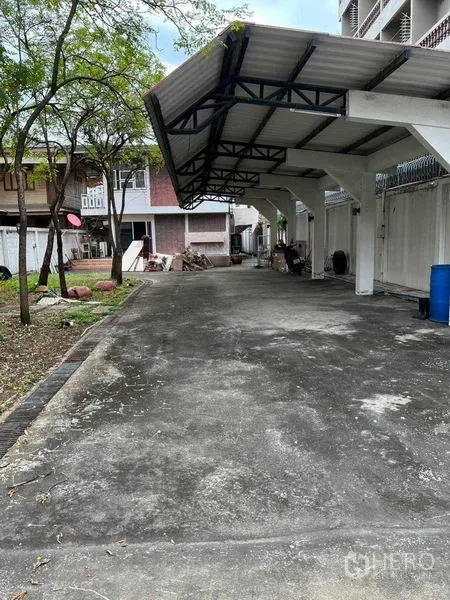 บ้าน ให้เช่าในSathon, Bangkok - ทางเข้าแสดงพื้นคอนกรีตและที่จอดรถมีหลังคา