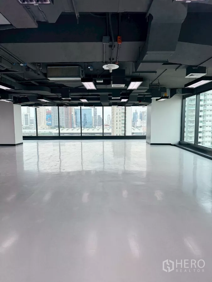 Office Space for rent in Din Daeng, Bangkok - Spacious renovated office with panoramic windows, reflective flooring and city outlook.