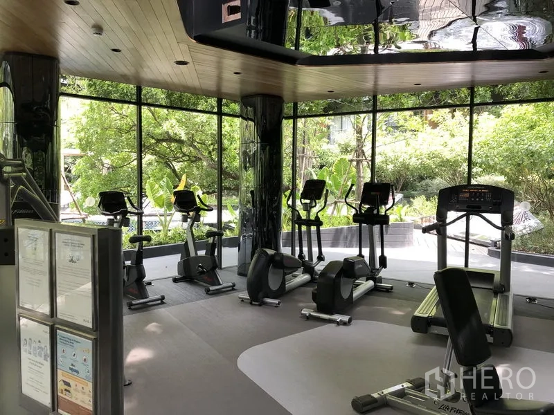 คอนโด ให้เช่าในWatthana, Bangkok - ห้องฟิตเนสพร้อมลู่วิ่งและเครื่องคาร์ดิโอ มองเห็นสวนผ่านกระจกเต็มบาน