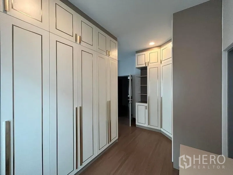 Detached House for rent in Bang Phli, Samut Prakan - Walk-in corridor with custom built-in wardrobes and wood flooring.