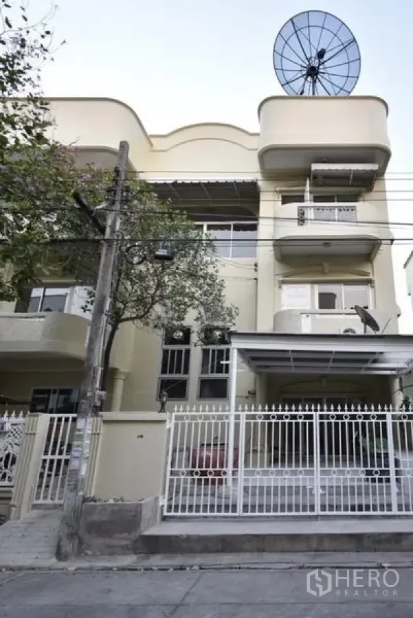 联排别墅 出租在Wang Thonglang, Bangkok - 三层联排别墅外观，设阳台、带门车库及卫星天线，位于曼谷。