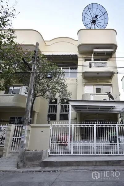 联排别墅 出租在Wang Thonglang, Bangkok - 三层联排别墅外观，设阳台、带门车库及卫星天线，位于曼谷。