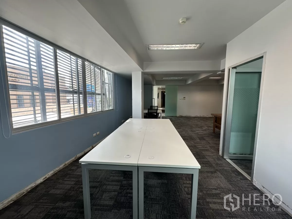 办公空间 出租在Watthana, Bangkok - 一排百叶窗为开放式办公室引入日光，内设工作站。