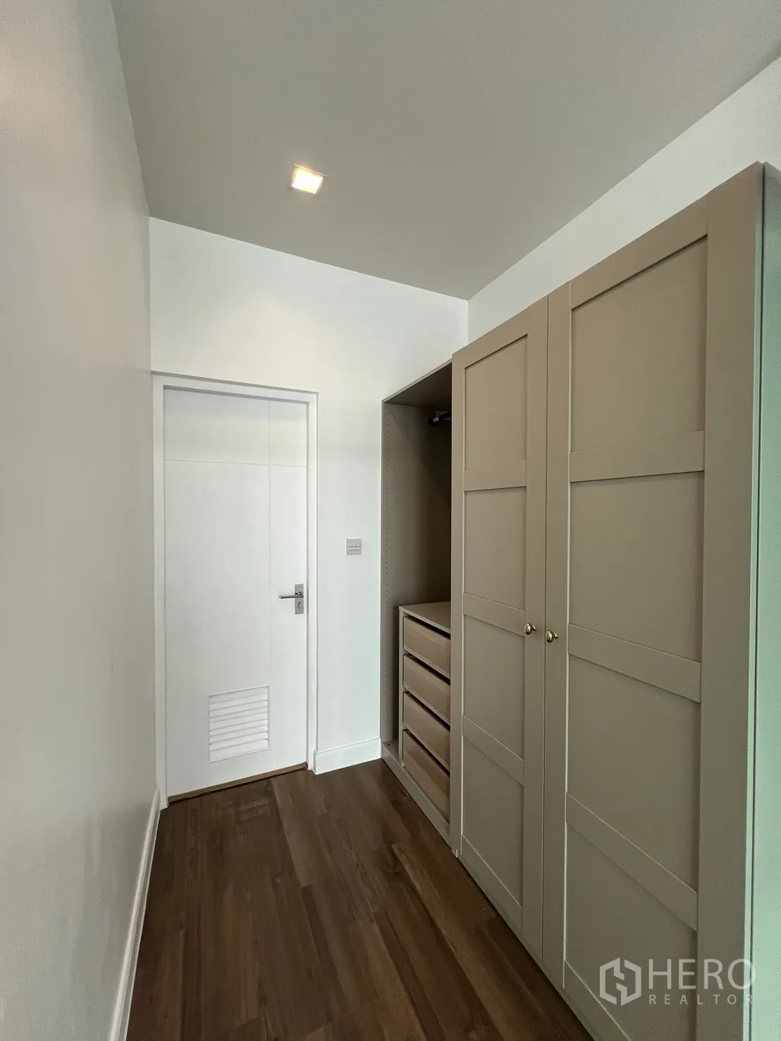 Detached House for rent in Bang Kapi, Bangkok - Walk-in closet with built-in drawers and wardrobe opening to bedroom.