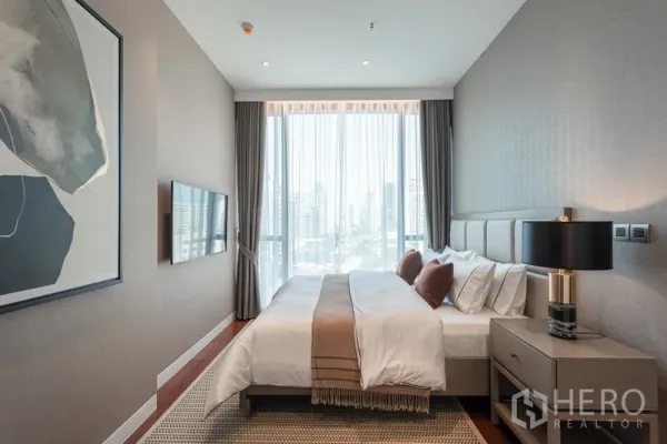 公寓 出售在Watthana, Bangkok - 卧室采光充足，配大床、壁挂电视与落地窗，面向城市景观。