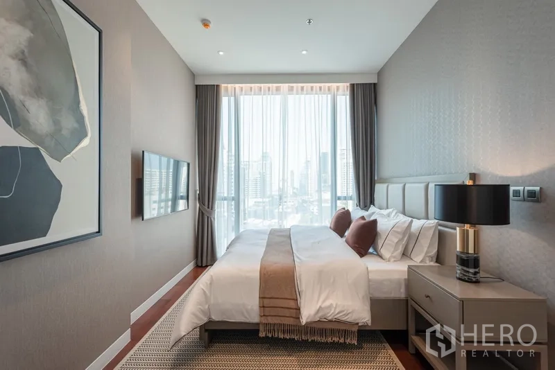 公寓 出售在Watthana, Bangkok - 卧室采光充足，配大床、壁挂电视与落地窗，面向城市景观。