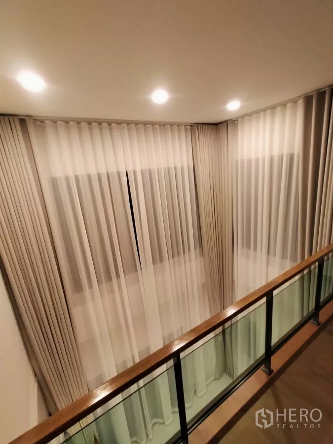 Detached House for rent in Bang Phli, Samut Prakan - Upper hallway with glass balustrade overlooking the living room.