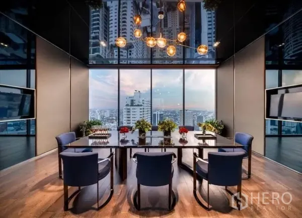 คอนโด ให้เช่าในWatthana, Bangkok - สกายเลานจ์พร้อมโต๊ะประชุม โคมไฟหรู และวิวกรุงเทพแบบพาโนรามา