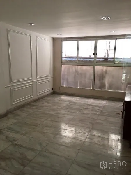ทาวน์เฮาส์ ให้เช่าในWatthana, Bangkok - ห้องกว้างปูพื้นหินอ่อน มีบัวผนัง และหน้าต่างกระจกฝ้าแผงใหญ่