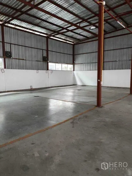 货栈 出租在Bang Kapi, Bangkok - 仓库内部宽敞，金属高屋顶、钢柱与抛光混凝土地面。
