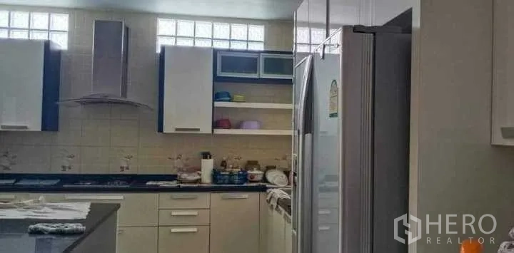 独立式住宅 出售在Prawet, Bangkok - 带抽油烟机的厨房，瓷砖防溅板与开放式置物架