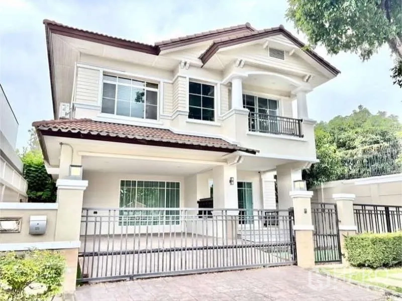 บ้าน ให้เช่าในPhasi Charoen, Bangkok - บ้านเดี่ยวสองชั้นสไตล์โมเดิร์น พร้อมรั้วและโรงจอดรถ ในเขตภาษีเจริญ
