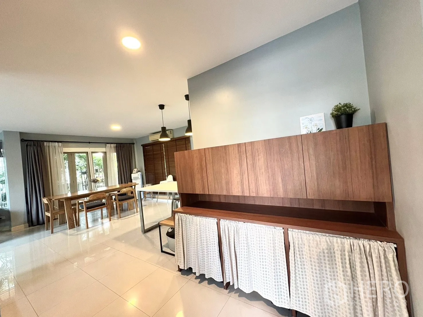 บ้านเดี่ยว for rent in Prawet, Bangkok - พื้นที่เปิดโล่งเชื่อมโซนทานอาหารกับตู้เก็บของบิวท์อิน