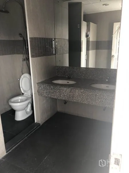 办公空间 出租在Watthana, Bangkok - 卫生间双洗手盆与大镜子，旁设淋浴