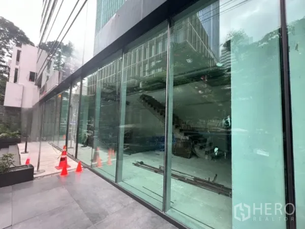 零售空间 出租在Bang Rak, Bangkok - 曼谷邦拉区色隆街面两层零售铺位的玻璃立面。