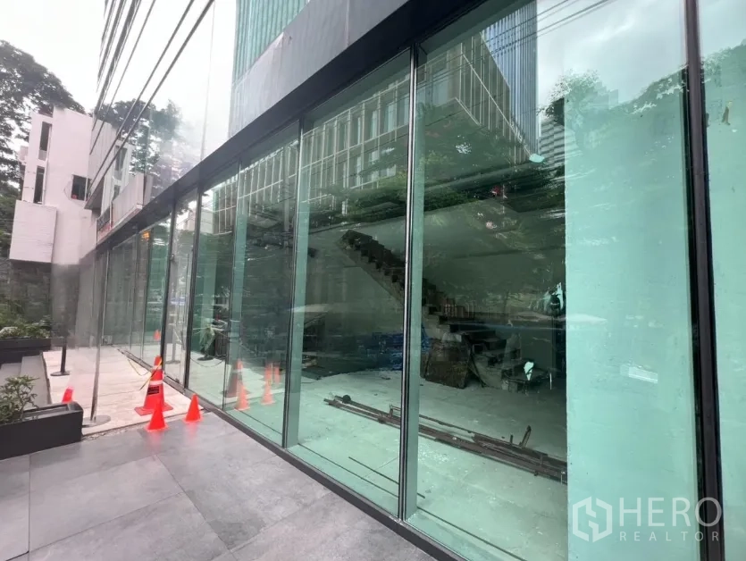 零售空间 出租在Bang Rak, Bangkok - 曼谷邦拉区色隆街面两层零售铺位的玻璃立面。